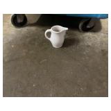 WHITE TABLE CREAMERS