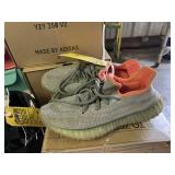 YEEZY - SIZE 5 - GRAY & PEACH