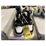 NIKE - SIZE 9.5 - BLACK & WHITE