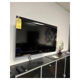 TOSHIBA TELEVISION WITH REMOTE - APPROXIMATELY 36