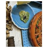 WALL DECOR - PLATE WITH ANTIQUE FLOWER / BLUE, PIN