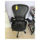 BLACK ROLLING OFFICE CHAIR