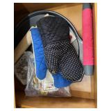 LOT ASSORTED MITTS, ROLLING PINS, PIZZA PAN, ETC