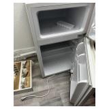 WHITE IGLOO MINI REFRIGERATOR / FREEZER