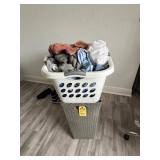ASSORTED ITEMS - HAMPER / LAUNDRY BASKET WITH CLOT
