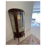 ORNATE WOOD & GLASS CURIO CABINET WITH 2 GLASS SHE