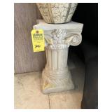 SHORT LIGHT COLOR PEDESTAL