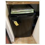GE MINI REFRIGERATOR WITH FREEZER