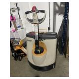 CROWN ELECTRIC PALLET JACK