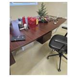 CONFERENCE TABLE WITH 5 ASSORTED ROLLING OFFICE CH