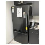 HISENSE BLACK REFRIGERATOR / FREEZER - 17 CU FT