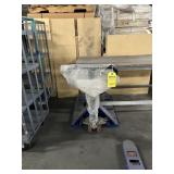 BLUE PALLET JACK