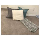 4PC PILLOWS & BLANKET