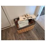 BASKET W/TOWELS