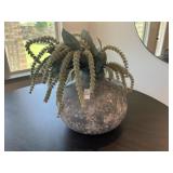 VASE W/FLORAL CENTERPIECE