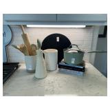 ASSORTED KITCHEN ITEMS