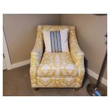 CHAIR W/ PILLOW