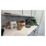 ASSORTED KITCHEN ITEMS