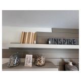ASSORTED DÉCOR ITEMS