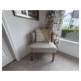 ACCENT CHAIR