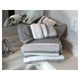 ASSORTED BATHROOM ITEMS