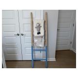 WALL LADDER