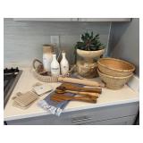 ASSORTED KITCHEN ITEMS