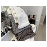 ASSORTED BATHROOM DECOR ITEMS