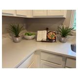 ASSORTED KITCHEN ITEMS