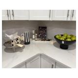 ASSORTED KITCHEN ITEMS