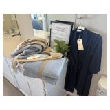 ASSORTED BATHROOM ITEMS