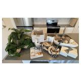 ASSORTED DECOR ITEMS