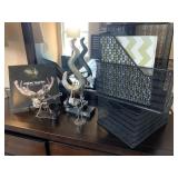 ASSORTED DECORATIVE ITEMS