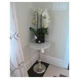 ROUND MARBLE TOP SIDE TABLE W/FLOWER