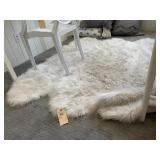 "NULOOM" FAUX FUR WHITE RUG