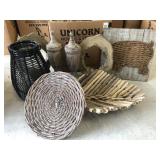 BOX OF WOOD DECO