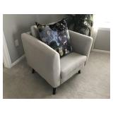ARM CHAIR W/PILLOW