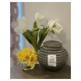 VASE W/ FLOWER DECO
