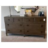 UNIVERSAL  DRESSER