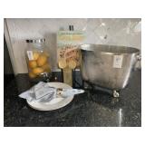 ASSORTED KITCHEN ITEMS