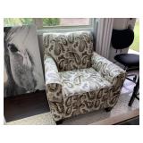 PATTERNED ARM CHAIR