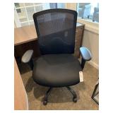 MESH OFFICE CHAIR W ARMS