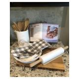 ASSORTED KITCHEN ITEMS