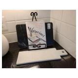 2 CUTTING BOARDS & COOKBOOK