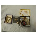 Goldtone: 4 bracelets - heart lockets - pendants Goldtone: 4 bracelets - heart lockets - pendants