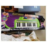 Electronic 15" keyboard (needs batteries) -