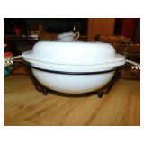 Pyrex 2 quart round casserole w/lid - black carry