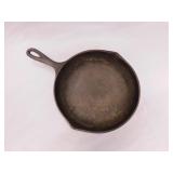 Lodge 3 notch cast iron skillet w/ heat ring, 8"