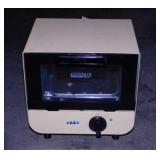 Dash mini toaster oven, 8" x 6.5" x 7.5" -