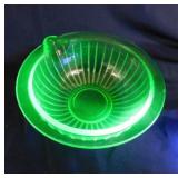 Federal uranium glass ribbed mixing bowl with